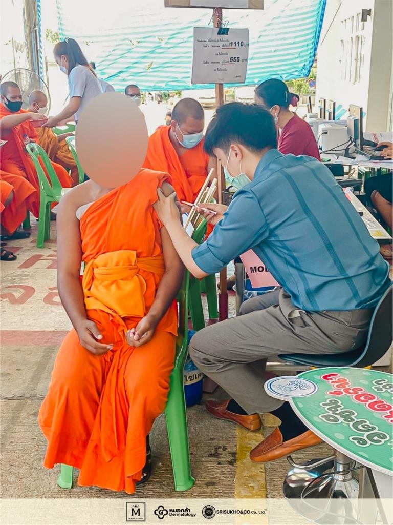 คุณหมอเกน นายแพทย์นิรทร ศรีสุโข ฉีดวัคซีนป้องกันโควิด ถวายพระภิกษุสงฆ์