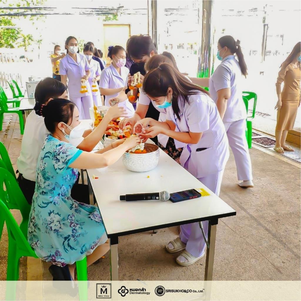 เจ้าหน้าที่โรงพยาบาลศรีสุโข ร่วมรดน้ำดำหัว สองผู้ก่อตั้งโรงพยาบาลศรีสุโข ในช่วงสงกรานต์ 2565