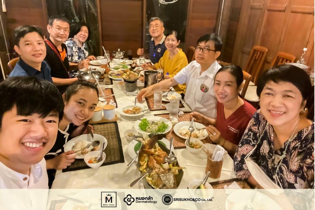 คุณโสธญา ศรีสุโข – คนขวาสุดในภาพ และครอบครัว เครือญาติ ซึ่งคุณโสธญา เป็นหนึ่งในผู้ถือหุ้นใหญ่ของมาลิคลินิกเวชกรรม