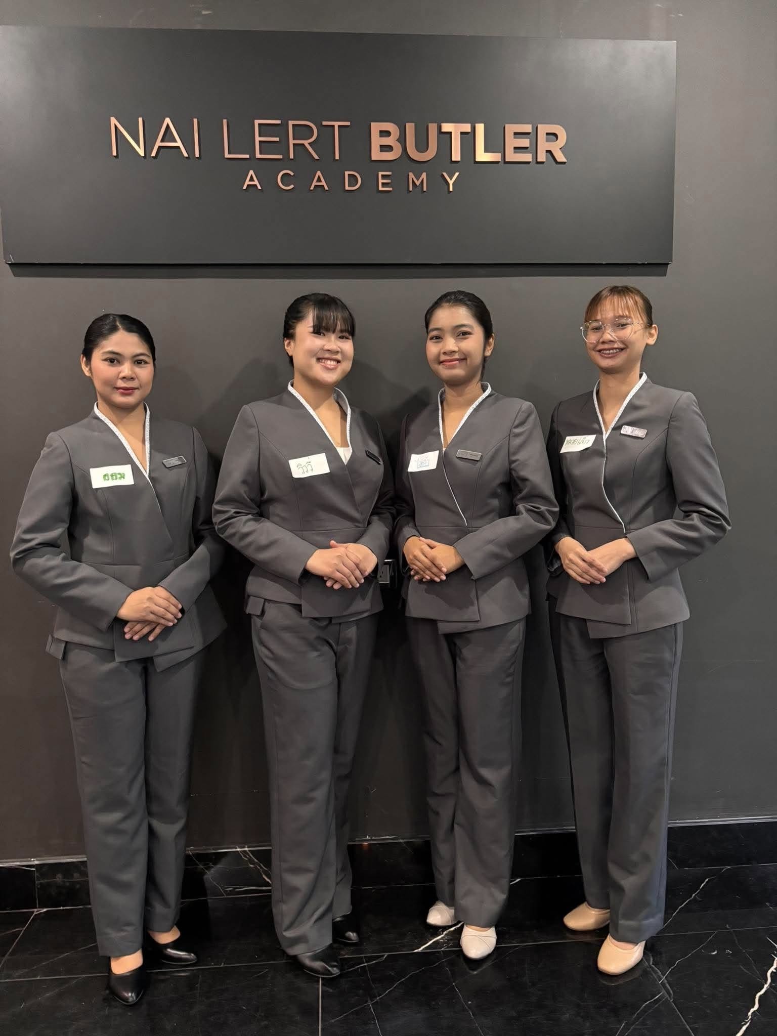 ทีมงาน SCMC x SRISUKHO ทั้ง 4 ท่าน พร้อมป้ายชื่อ Nai Lert Butler Academy